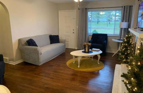 Lovely Retreat Backyard With Deck and entertain room - Photo 13