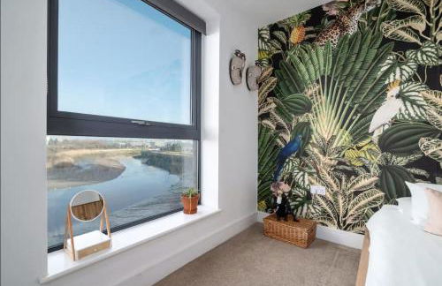 Stunning Riverside View Apartment, near Canary Wharf & O2 - Photo 16