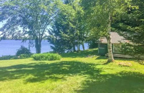 Waterfront Vacation Rental with Charming Wooden Interior near Mount Katahdin, Maine - Foto 5