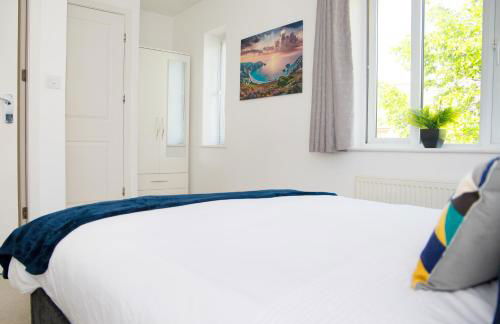 Lavish 4-Bedrooms with Modern Home Features - Guest 8 - Hi-Speed Wi-Fi - Luxury Garden - Private Ample Parking - Foto 28