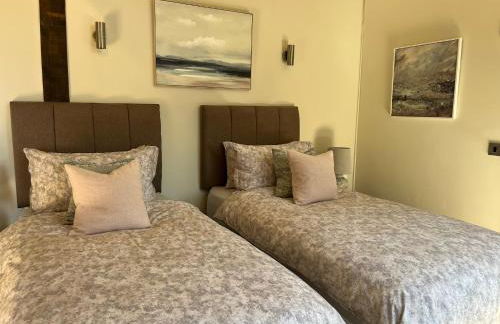 The Acorn Goodwood luxury lodge house 10 minute walk from Goodwood Festival of Speed - Foto 33