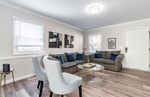 Renovated N Raleigh home with firepit wifi & king bed - Foto 4