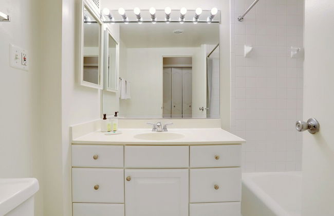 Fantastic 2BR Condo with Gym - Photo 35