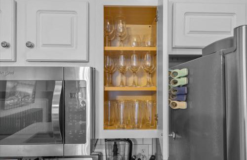 Steps away from Mass Ave Restaurants and Big Patio - Foto 13