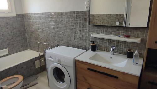 Joli F2 45m2 parking privé proche tram ligne 1 et 2 - Foto 3