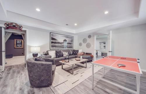 5BR Farmhouse Lake Retreat Pool Hot Tub Theater - Foto 26