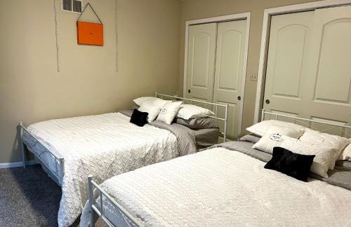 Designer Themed 4 Bedroom in Best Location with Patio and Fireplace - Foto 22