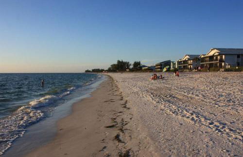 An Island Getaway at Palm Tree Villas - Photo 12