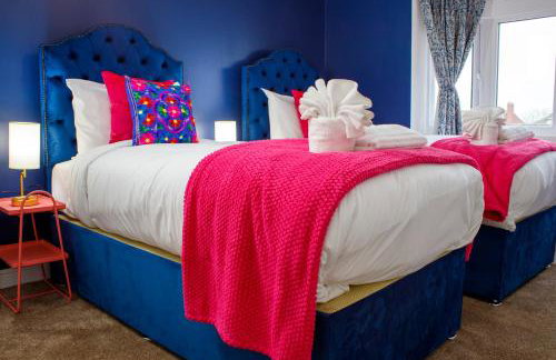 6 BR 3 Bath Spacious Tudor House & Free Parking - Foto 8