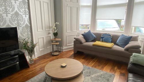 Lovely main door 2 bed apartment - Foto 5