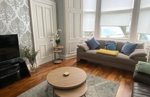 Lovely main door 2 bed apartment - Foto 5