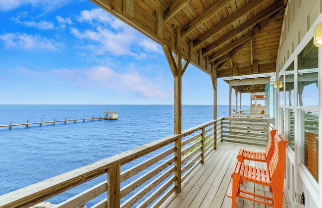 Waterfront, Shared Boat Dock & Pool w/ Views Ariels Grotto by Avantstay - Foto 1