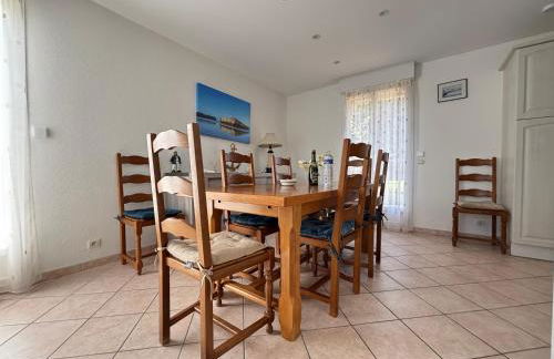 Saint Ho Mer Maison lumineuse vue mer 8 pers 4 chambres 2 sdb 2 WC étage rénové en 2025 belle terrasse grand jardin clos parking 8 mn à pied petite plage grand jardin près de Port en Bessin, Bayeux et plage Omaha beach - Foto 4