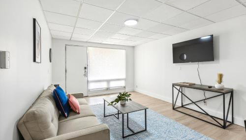 East 120 I Modern Refinished Apt Downtown I Gym - Foto 5
