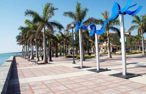 Pet-Friendly 2BR - No Pet Fees - Walk to Beach - Foto 30