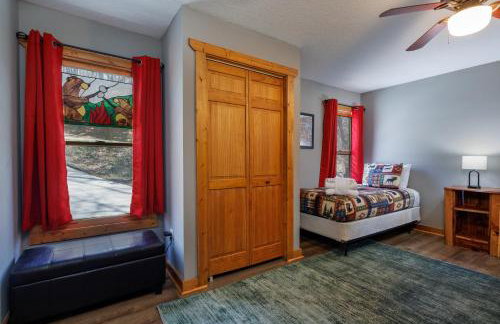 4 BR Mountain Cabin with Hot Tub & Fire Pit in GA - Foto 69