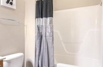 Stylish 1BR Uptown Apartment - Photo 27