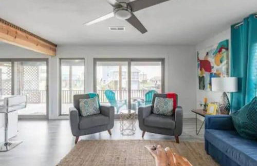 Beach House with Huge Deck and Great Views - Photo 9