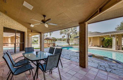 Pool and Game Room Waterfront Harlingen Home - Foto 37