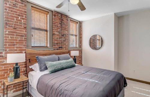 Modern, Insta-Worthy 2B Townhome in Walkable Springfield! - Photo 14