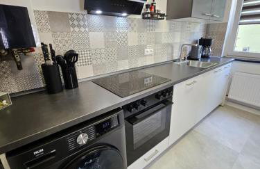 Modern Homes - Voll ausgestatte Wohnung - Balkon - Hotelbetten - 4K TV - WLAN - Photo 10