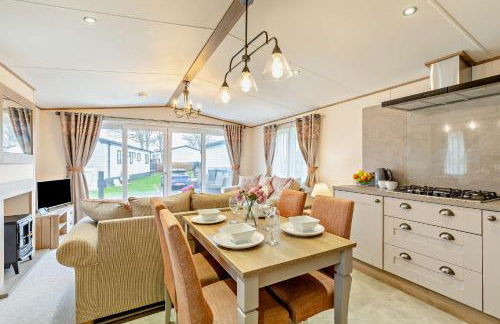 Binky Lodge Stylish Cosy 3-Bedroom Holiday Lodge Hoburne Naish Barton on Sea - Photo 14