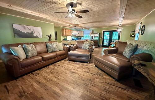 Laurelwood Luxury Cabin Hot Tub - Photo 8