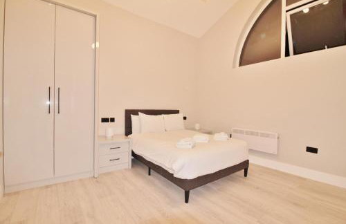 Fantastic 2 Bed Penthouse With Free Parking in Acton - Foto 12