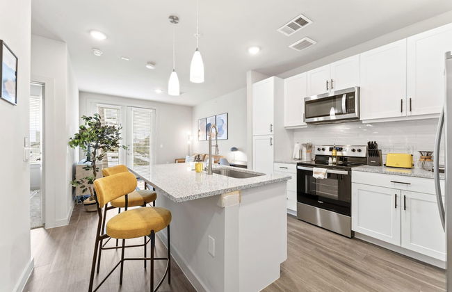 Prime Soco Bright 2BR King Suite w Pool Parking - Foto 16