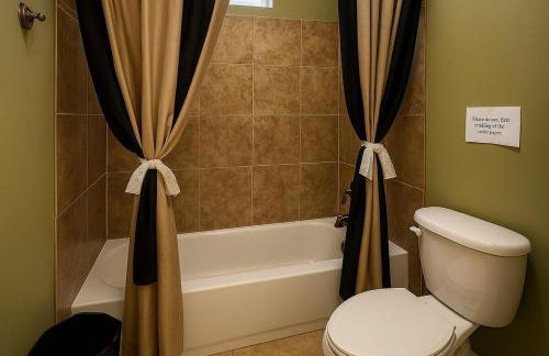 Private Pet-Friendly 2BR Suite with Movie Theater & Pond View and Access - Foto 10