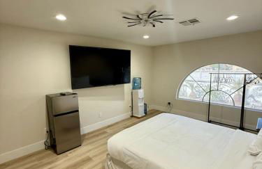 Luxe 5BR Home with Pool BBQNear Strip - Foto 36