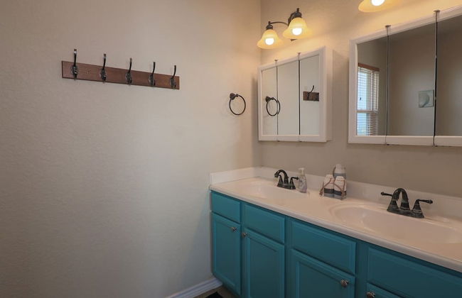 Superb Home With Private Walkover to Beach - Foto 28