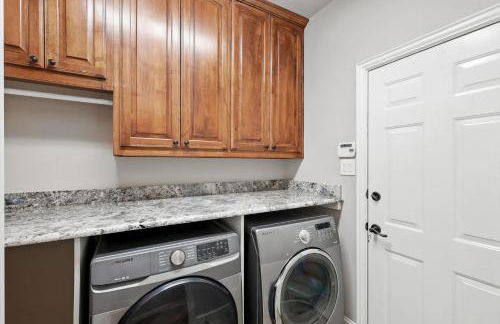 Lewisville Luxe Pool Getaway - Patio BBQ TV Room - Foto 41