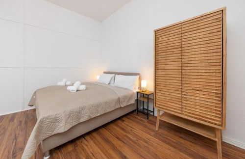 Central 6 Beds Apartment, Group & Family Friendly, Kitchen, Washer, Work Station, Netflix & PayTV - Photo 10