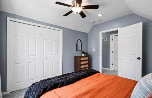 Hot Tub N64 Mins to Downtown Sleeps 8 - Foto 53