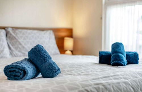 Bay View 2-Bed Lodge with Glorious Harbour View and Balcony - Photo 25