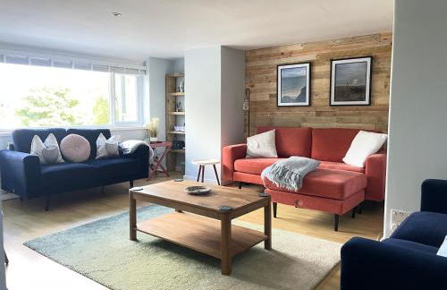 Beautiful cottage a stones throw from the beach. - Photo 2