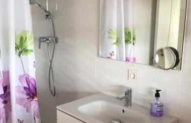 Apartment with private patio - Photo 53