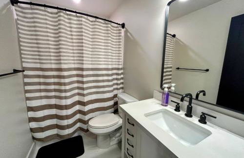 Peaks & Pines Modern Gem, 2 Kings, Bunks, Hot Tub, Walkable, Kid's Cove - Foto 46