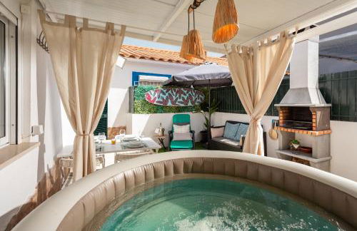 "Linda's Guest House" Beach House with Private Patio & Hot Tub, 3 Min from the Beach - Foto 1