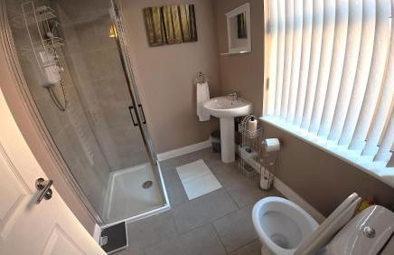Modern 1 Bedroom Apartment Free Parking WiFi Near City Centre - Photo 5