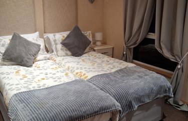 Redwood lodge with luxury hot tub at Three lochs holiday park - Foto 18