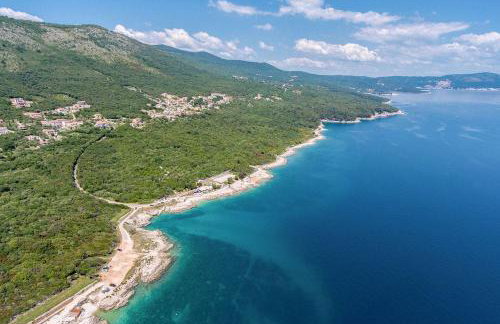 Elegant 4-Bedroom Villa with Private Pool and Amazing Sea Views - Photo 26