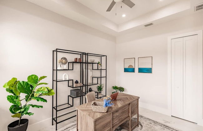 Luxurious Naples 4BR w Pool by Vanderbilt Beach - Photo 9