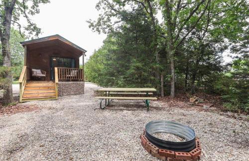 Cabin 10~ Cozy Toronto Lake Cabin ~ Walk To The Water 1 Bedroom Cabin by RedAwning - Foto 1