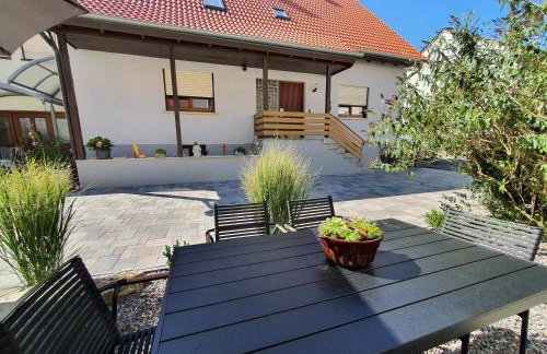 Gemütliches Ferienhaus in Schnaid mit zwei separaten und geräumigen Wohnungen - ausgestattet mit je einer großen Küche, zwei Schlafzimmern und einem Badezimmer - Foto 1