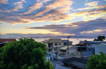 Apto na Praia João Rosa com vista Panorâmica para o Mar! 2 quartos, 2 camas de casal - Foto 2
