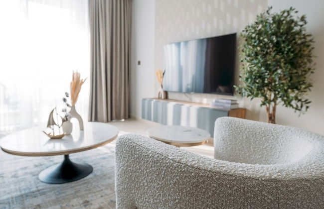 Elegant Stay: Balcony & Stunning Dubai Creek Views - Photo 12