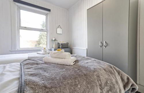 Beautiful Spacious four bedroom house with parking for 2 cars, 5 minute walk to southend station - Foto 33