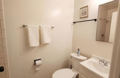 Centrally Located, 4x Queen, 300 MBPS Internet with Backyard! - Foto 20